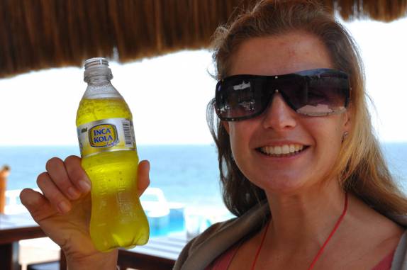 Inca Cola, o famoso refrigerante nacional do Peru, com gosto de Tutti-Frutti (em Mancora, no litoral norte do país)